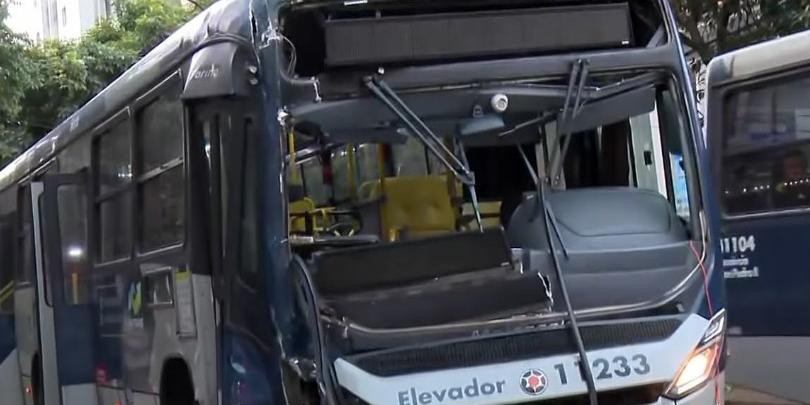 Frente de um dos ônibus envolvidos no acidente ficou destruída (Reprodução/ TV Globo)