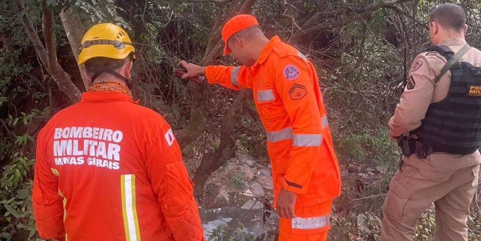 Corpo foi encontrado às margens de córrego de esgoto em Sabará, na Grande BH (Divulgação/ CBMMG)