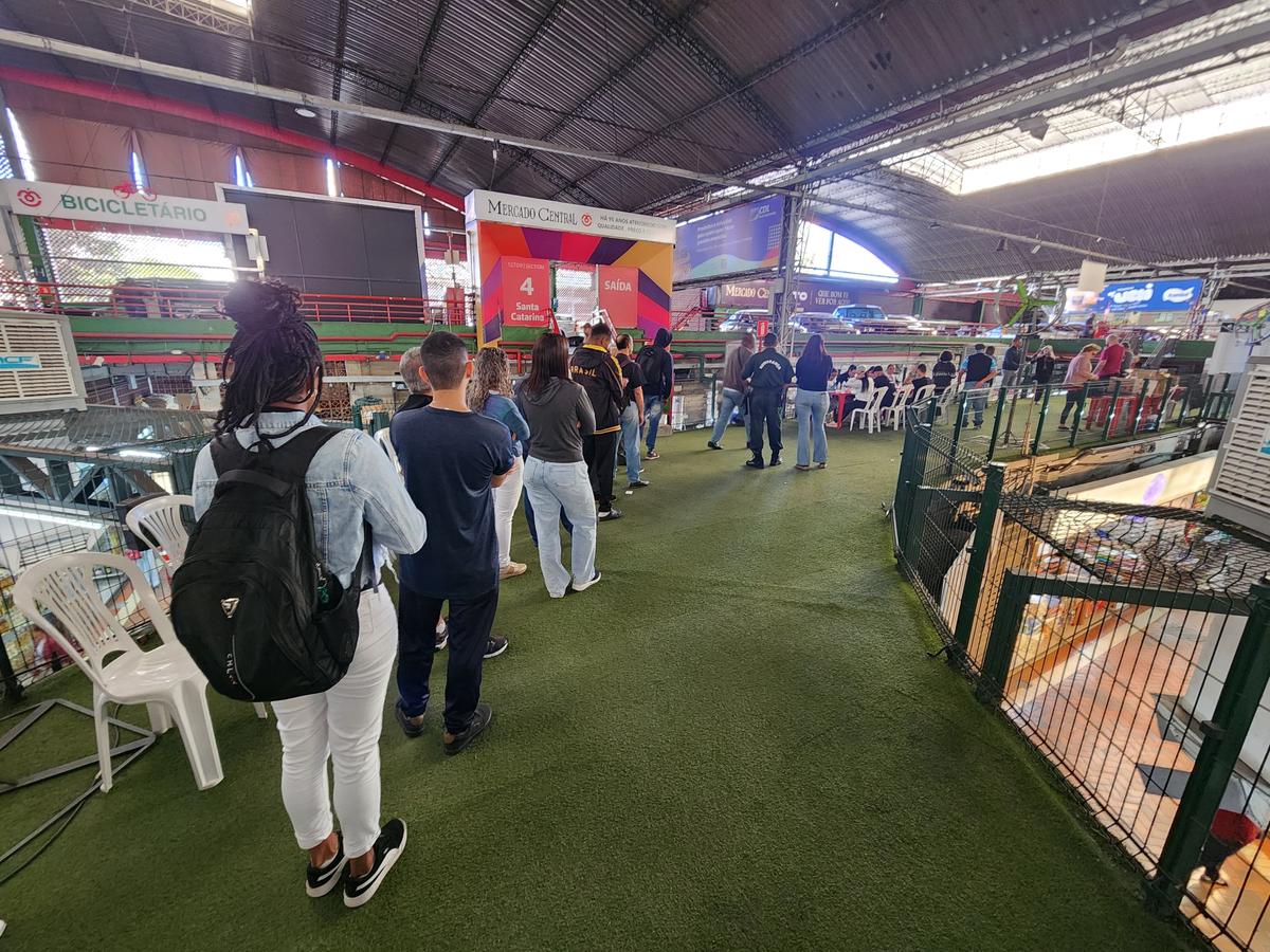 Fila para vacinação no Mercado Central (Maurício Vieira/Hoje em Dia)