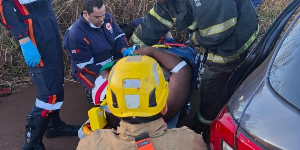 Homem fica preso às ferragens após bater o carro em um caminhão (Divulgação / Bombeiros)