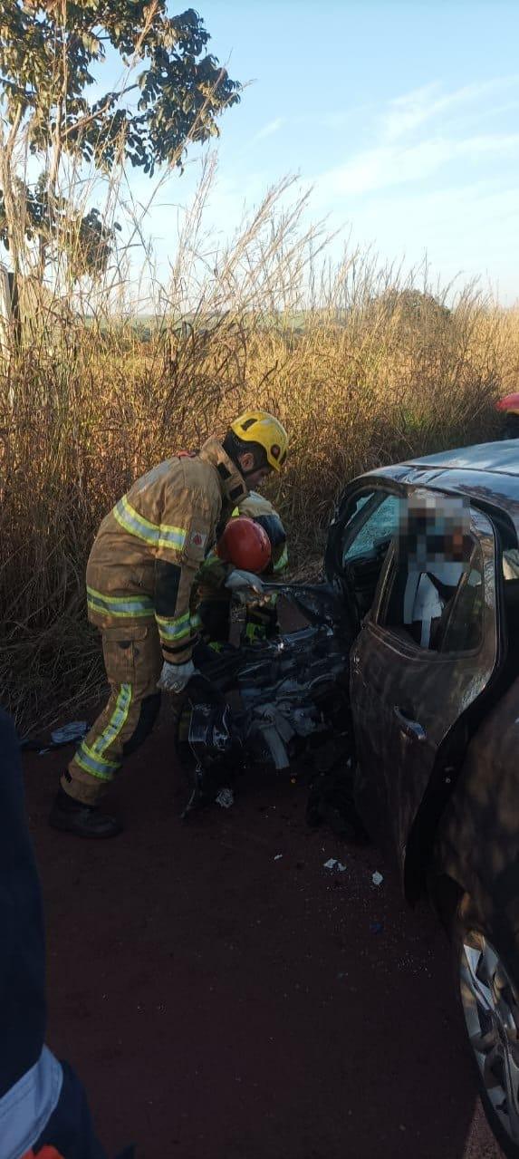 Homem fica preso às ferragens após bater carro em caminhão no Triângulo Mineiro (Divulgação / Bombeiros)