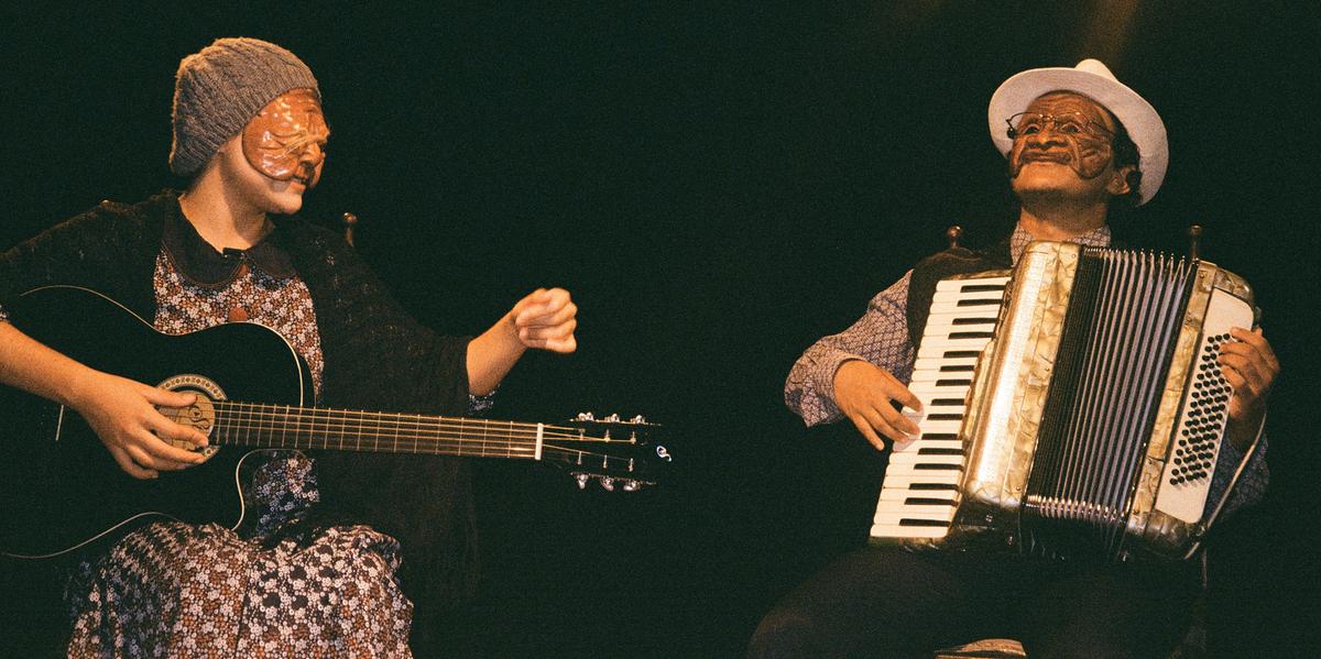 A peça conta a história de Seu Mauro e Dona Lina, que repletos de nostalgia recordam os dias em que o trabalho árduo na roça era uma parte de suas vidas (Tereza de Castro)