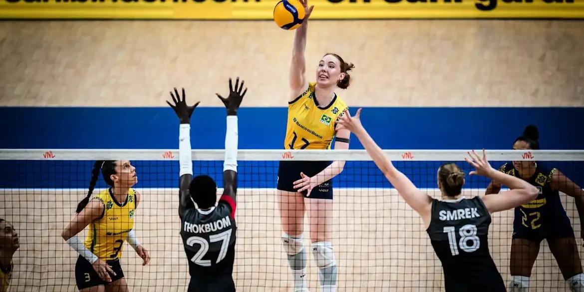 "Xarás" Júlia Bergmann e Júlia Kudiess comandam triunfo por 3 sets a 0 sobre o Canadá (World Volleyball/Divulgação)