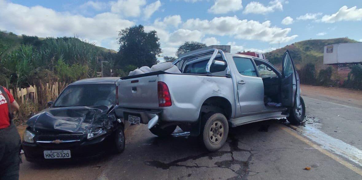 Motorista da Hilux perdeu o controle do veículo, invadiu a contramão e bateu em um caminhão na BR-116, em Minas (Divulgação/ CBMMG)