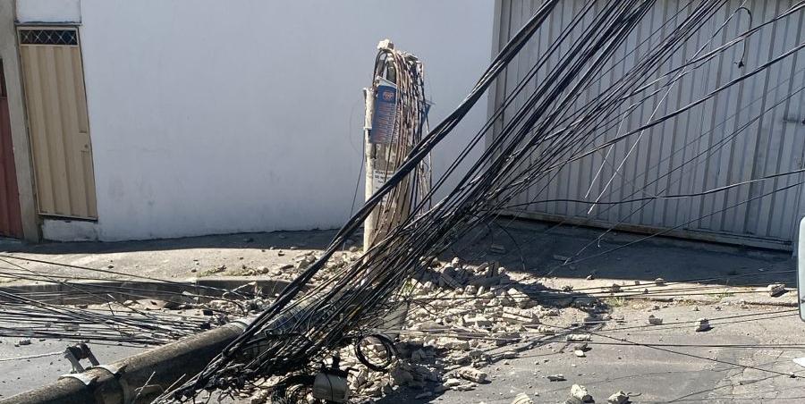 Via ficou energizada após caminhão derrubar poste no bairro Frei Leopoldo, região Norte de BH (Reprodução/ Redes Sociais)