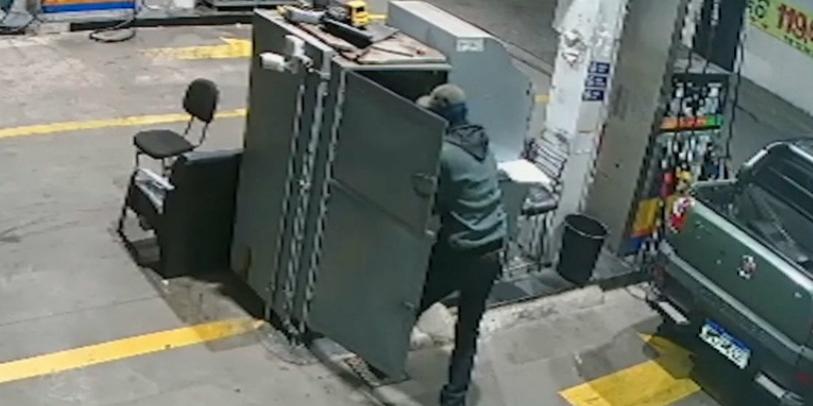 Suspeitos assaltaram posto na madrugada de sexta-feira (20), no bairro Heliópolis, região Norte de BH (Reprodução/ Redes Sociais)