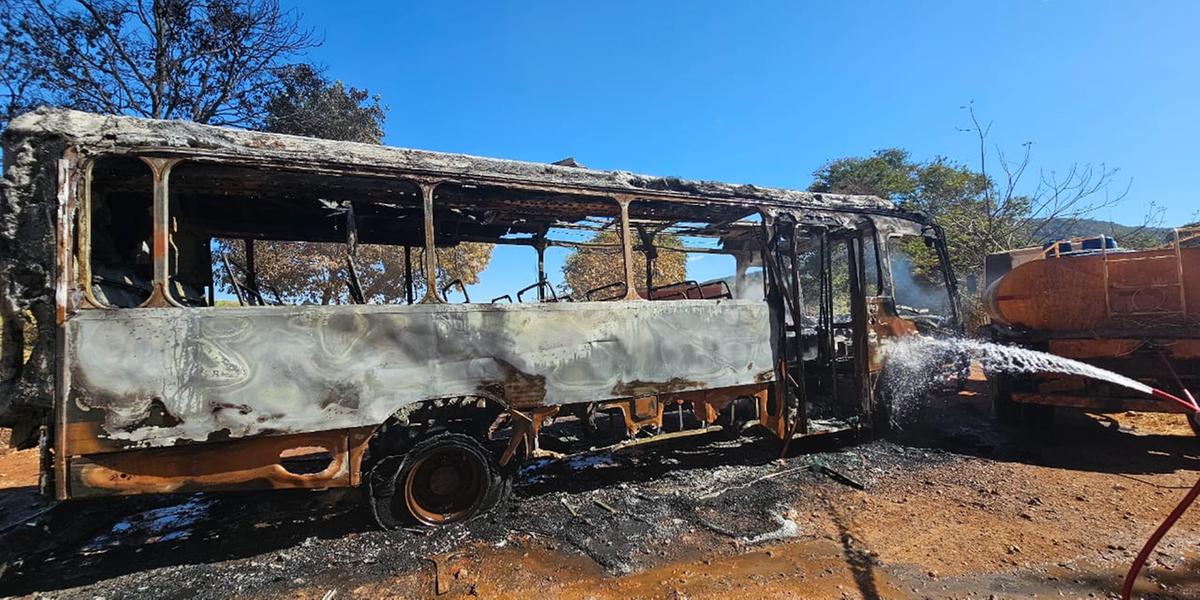 Ônibus escolar pega fogo em Onça do Pitangui (Divulgação / Corpo de Bombeiros)