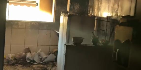 Apartamento teve cômodos destruídos pelo fogo (Divulgação)