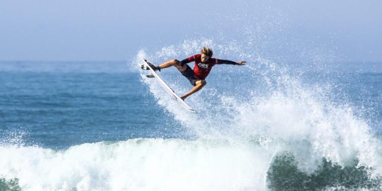 Com a temperatura da água entre 21 °C e 23 °C, uso de roupas de neoprene garante conforto térmico para os praticantes durante as sessões no mar (Marcelo Esposito / divulgação)