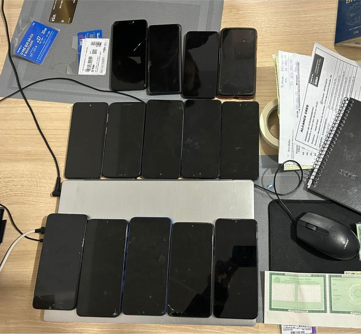 Polícia Civil do Paraná (PC-PR) apreendeu celulares e documentos falsos nesta terça-feira (24) (Divulgação/ PC-PR)