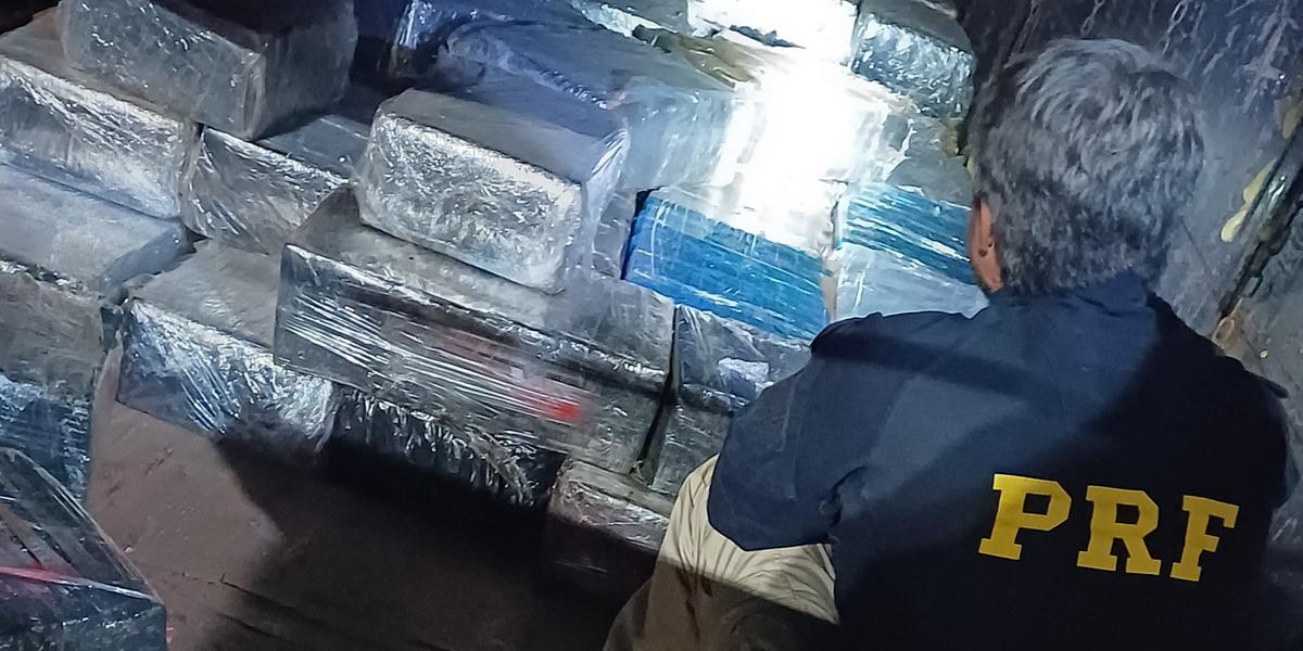 Carga foi apreendida após motorista tentar fugir da PRF na BR-050, em Uberlândia, no Triângulo Mineiro (Divulgação/ PRF)