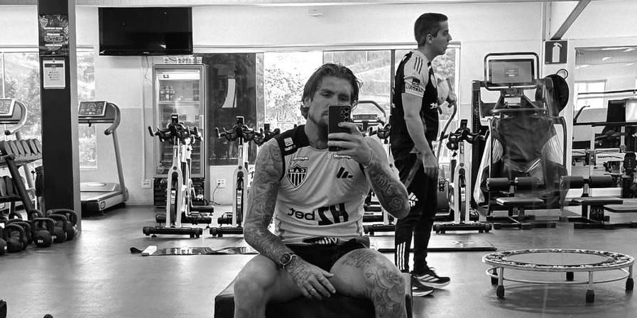 Zagueiro antecipou o fim das féria e foi se condicionar na academia da Cidade do Galo (Reprodução: instagram)