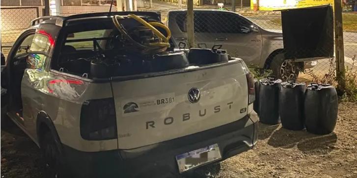 No momento da prisão, foram recuperados oito galões contendo 400 litros de diesel, além de R$ 800 em espécie encontrados com os suspeitos (PMMG / divulgação)