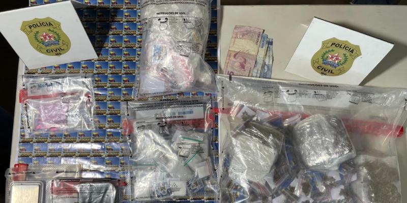 Policiais apreenderam drogas como maconha, haxixe e ecstasy, além de uma balança de precisão, materiais para embalar entorpecentes e um celular (PCMG / divulgação)