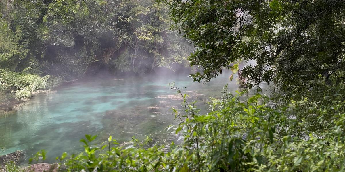 Nos dias mais frios, o rio da Nascente Azul chega a ficar coberto por uma névoa, graças à diferença entre a temperatura do meio externo (mais baixa) e a da água (mais alta) (Nascente Azul / divulgação)