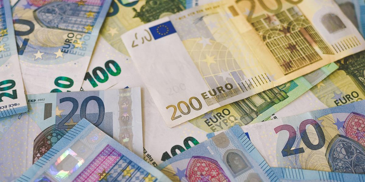 Desempenho do euro chamou atenção: aumento de 23% no comparativo entre meses (Ibrahim Boran via Unsplash)