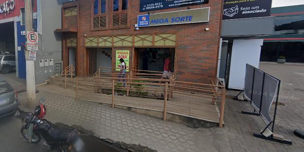 Aposta que levou, sozinha, o prêmio que estava acumulado foi feito em uma casa lotérica que fica na avenida Caio Martins, bairro Floresta (Reprodução / Google Street View)