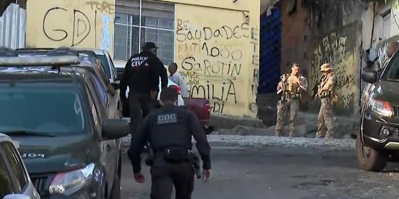 Mais de 100 policiais atuam na operação na manhã desta quarta-feira (25) (Reprodução/ TV Globo)
