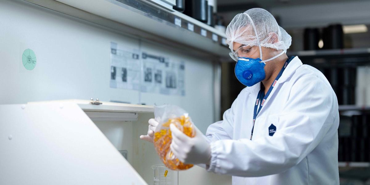 Laboratório de manipulação de medicamentos da Drogaria Araujo (PlayP/Divulgação)