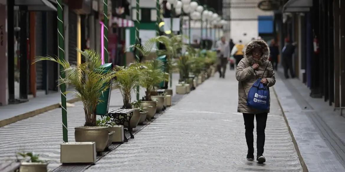 Inmet alerta para onda de frio no Sul e excesso de chuva em 3 regiões (Paulo Pinto/Agência Brasil)