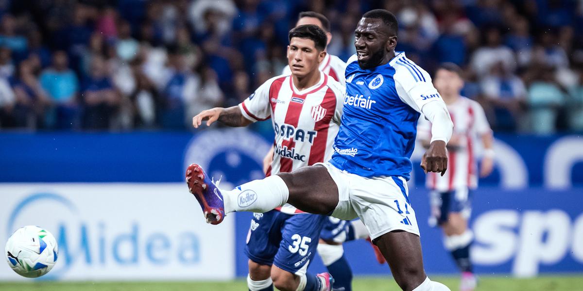 Atacante celeste em jogo contra uma equipe argentina (Foto: Gustavo Aleixo/Cruzeiro)