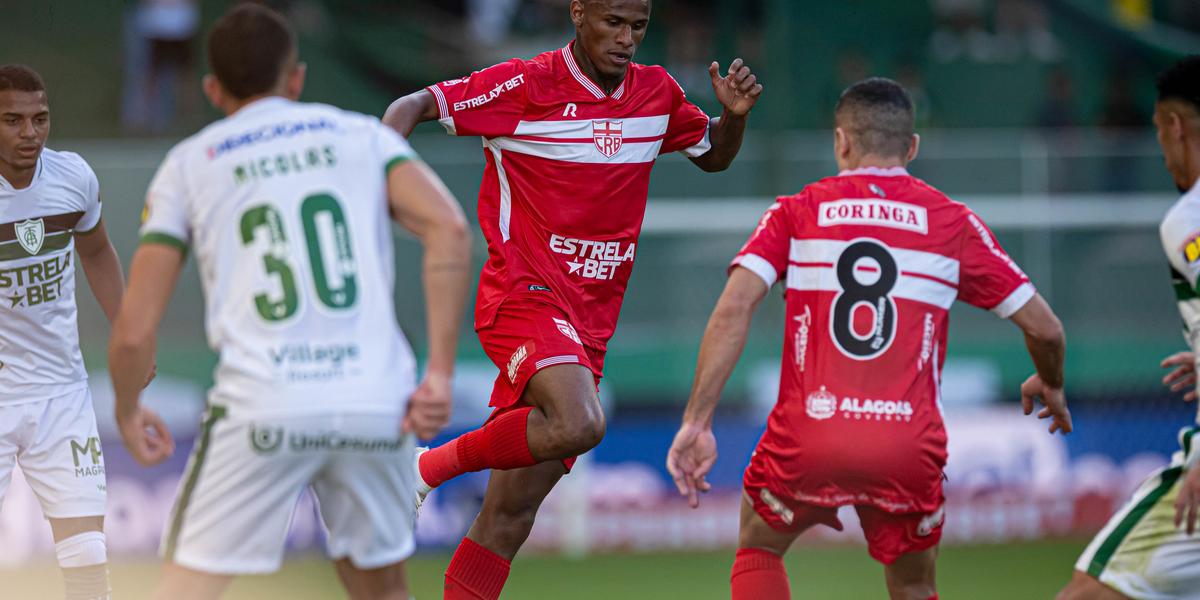 Equipes se enfrentam no Rei Pelé, em Maceió (Foto: Gledston Tavares)