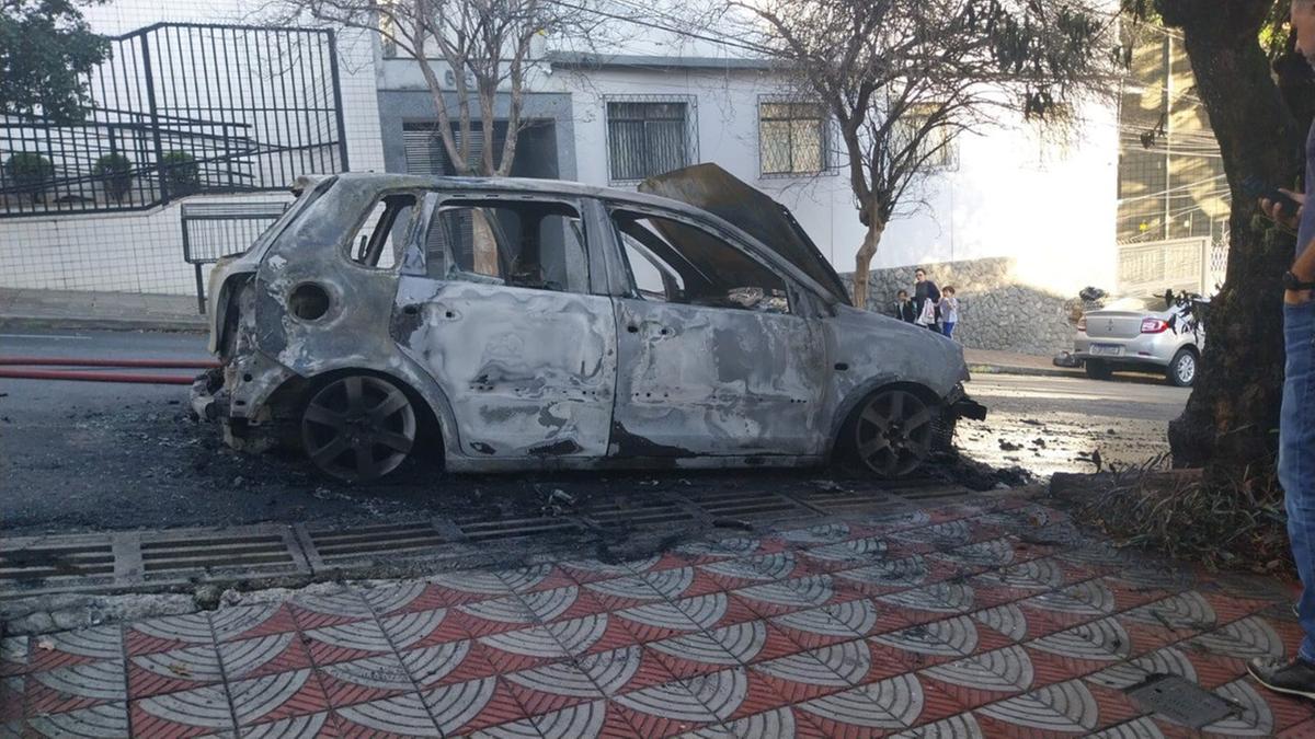 Carro ficou completamente destruído (CBMMG / divulgação)