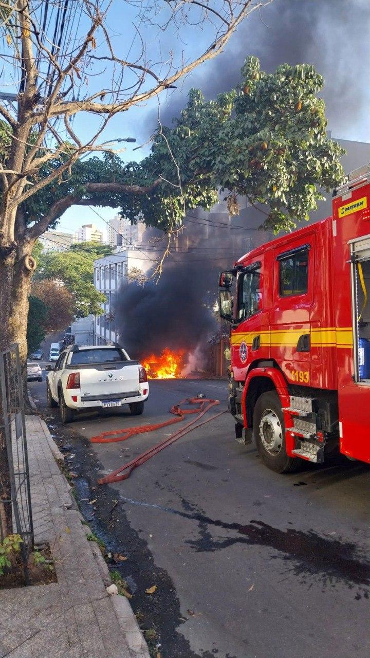 Chamas altas podiam ser vistas de longe (CBMMG / divulgação)