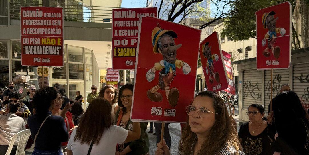 Durante toda a reunião, cerca de 200 trabalhadores em educação se reuniram na porta da SMPOG, em vigília (Sindrede / reprodução)