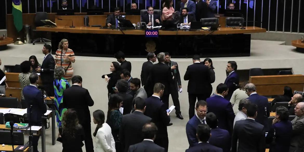 Nota da AGU foi divulgada após ter repercutido na imprensa a fala do ministro da Fazenda, Fernando Haddad, que na manhã de ontem disse que as alternativas para manter o equilíbrio fiscal, após a derrota no Congresso, seriam recorrer ao Supremo ou fazer cortes no orçamento (Lula Marques/Agência Brasil)