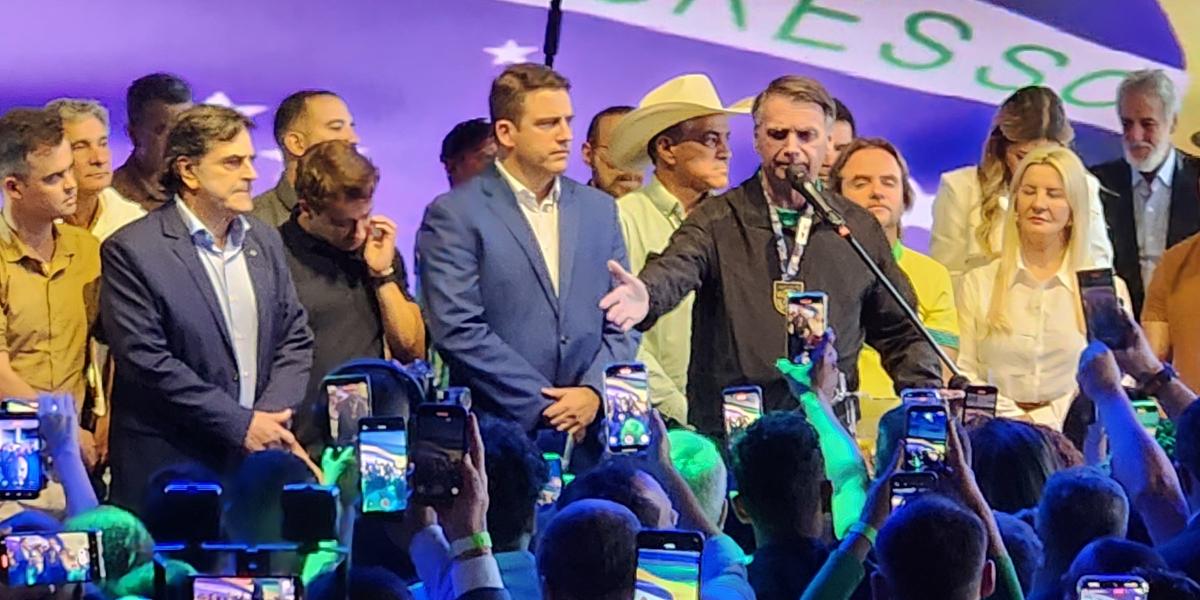 Bolsonaro em BH: "muito obrigado a todos vocês por este momento; um abraço aos homens, um beijo às mulheres" (Maurício Vieira / Hoje em Dia)