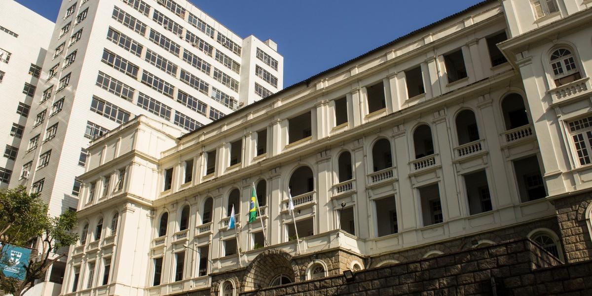Imponente fachada da Universidade Santa Úrsula, que este ano completa 88 anos de tradição e oferta de ensino de qualidade 