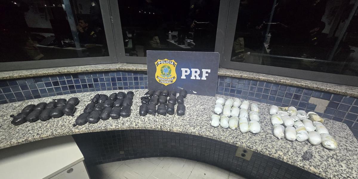 Droga foi encontrada dentro do tanque de combustível da motocicleta na BR-381, em Betim, na Grande BH (Divulgação/ PRF)