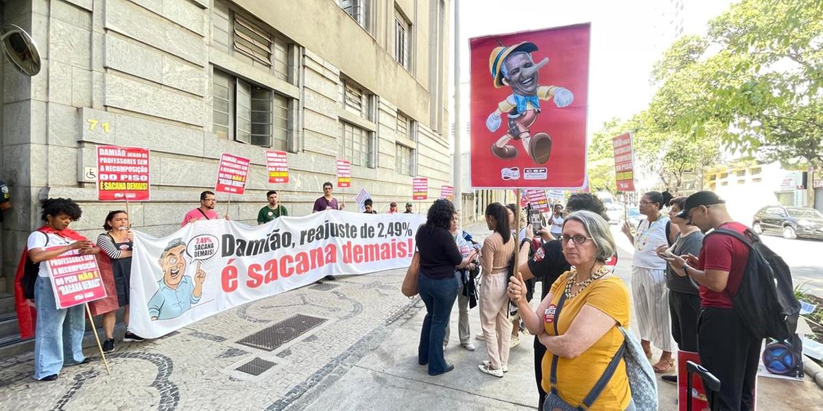 Membros do sindicato protestam contra reajuste de 2,49% oferecido por Damião na PBH (Valéria Marques/ Hoje em Dia)
