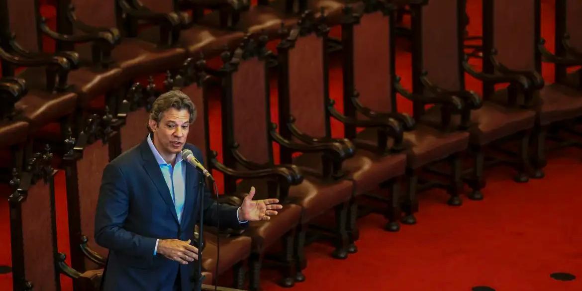 Haddad palestrou no evento Juventude, Democracia e os Novos Caminhos para a Política no Brasil, promovido pela Associação dos Antigos Alunos da Faculdade de Direito da Universidade de São Paulo (USP) e pelo Centro Acadêmico XI de Agosto, no Salão Nobre da faculdade, no centro da capital paulista (Paulo Pinto/Agência Brasil)