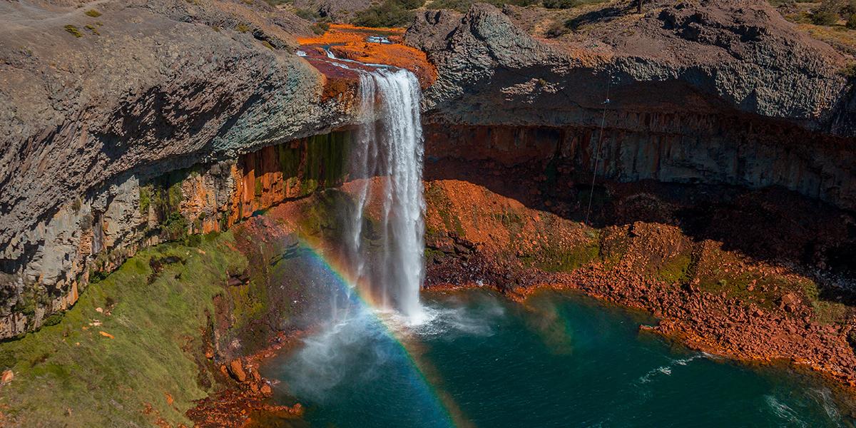 Salto del Agrio se destaca pelo contraste entre o azul profundo ou o verde-esmeralda do poço em sua base e as paredes de rocha vulcânica que a cercam (Neuquén / divulgação)