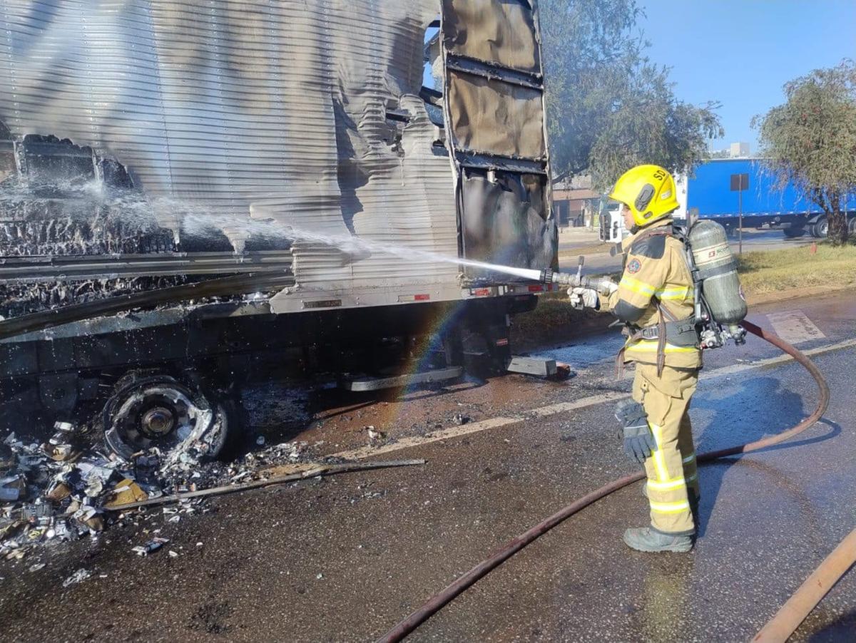Caminhão pega fogo na BR-381 (Divulgação / Corpo de Bombeiros)