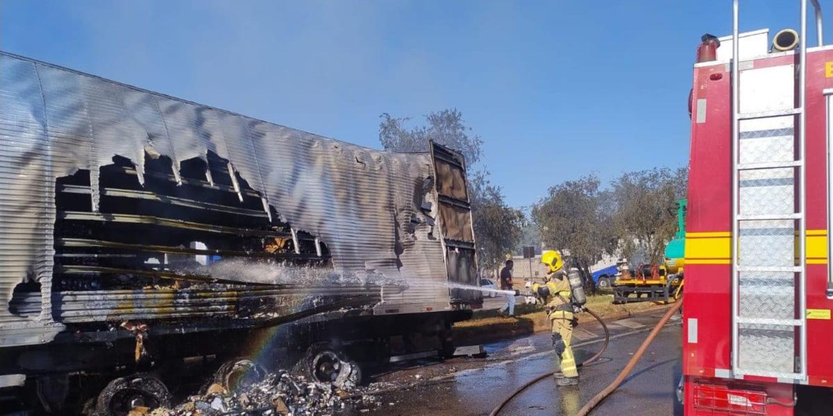 Caminhão pega fogo na BR-381, sentido BH (Divulgação / Corpo de Bombeiros)