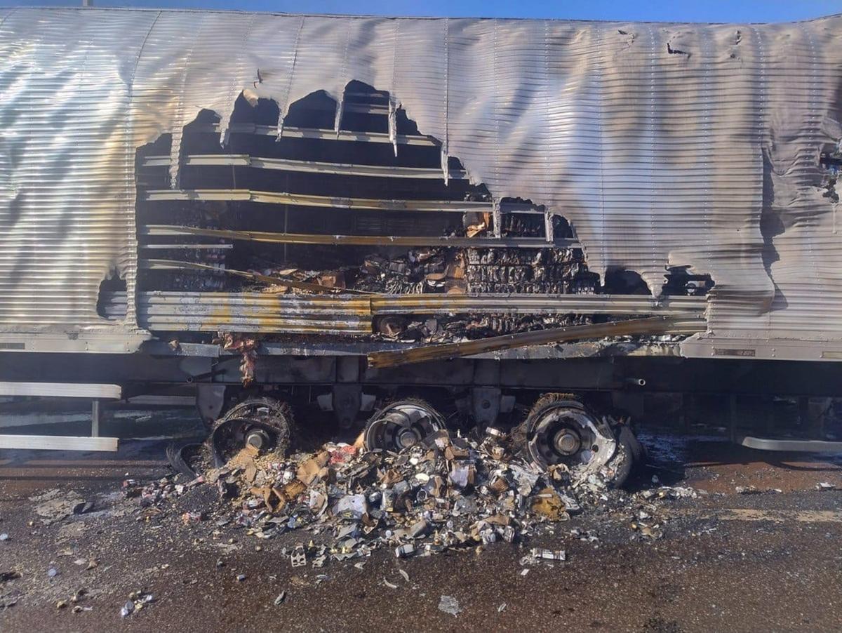 Caminhão pega fogo na BR-381, sentido BH (Divulgação / Corpo de Bombeiros)