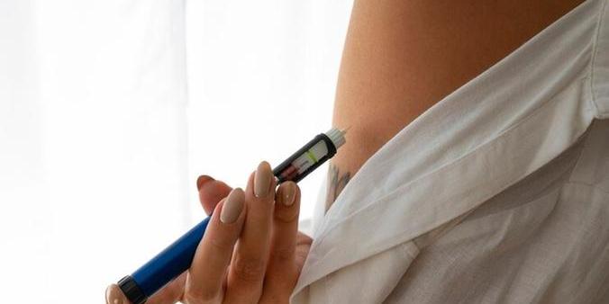 Farmácias e drogarias de todo o país passaram a reter receitas de medicamentos popularmente conhecidos como canetas emagrecedoras (Freepik)