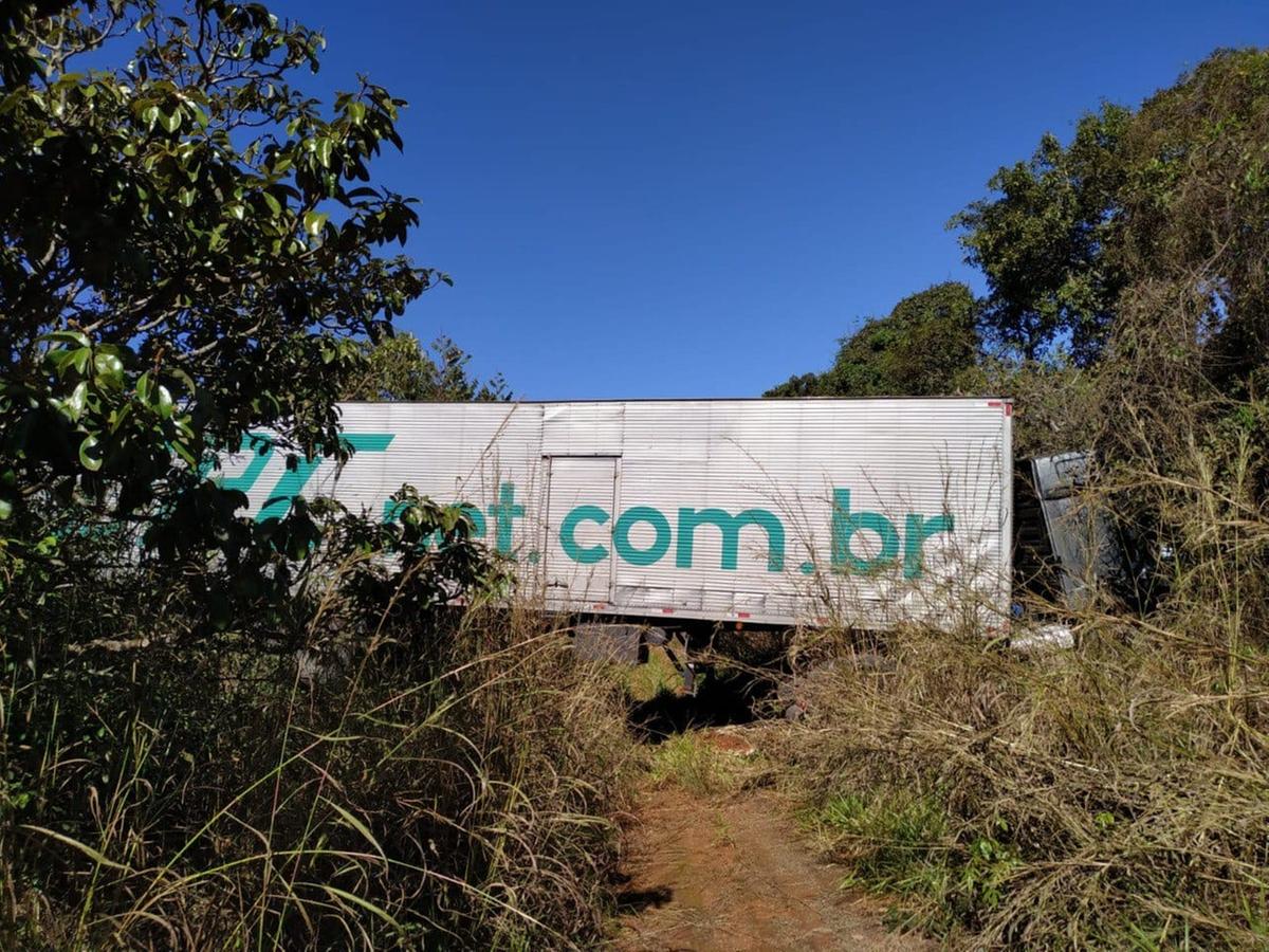 Carreta vai parar em mata após batida com carro na MGC-452 (Divulgação / Corpo de Bombeiro)