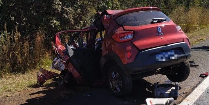 Mulher morre após bater carro em carreta na MGC-452 (Divulgação / Corpo de Bombeiros)