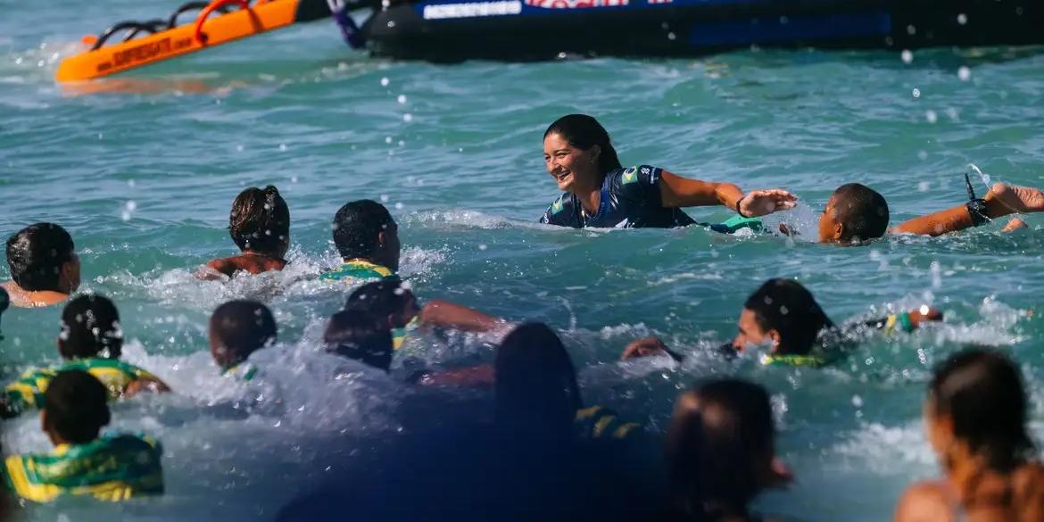 Surfista que representa o Brasil derruba campeãs mas perde na final (Thiago Diz/World Surf League)