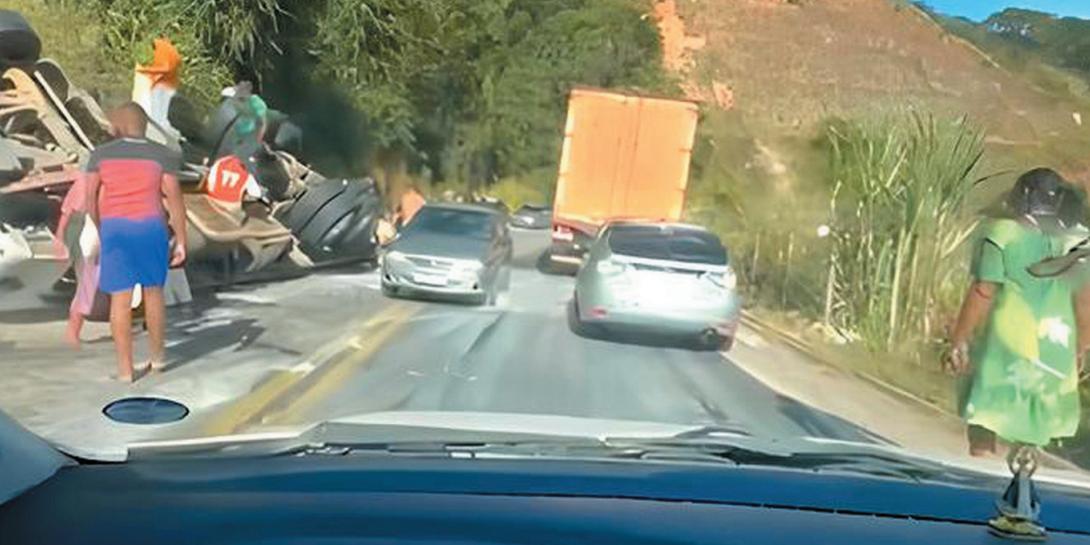No dia 15, populares saquearam parte da carga de leite de um caminhão que tombou na rodovia MGC-120, em Córrego das Pedras, município de Nova Era, na região Central de Minas (Reprodução/ Redes Sociais)