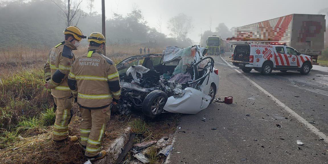 Carro modelo Onix ficou completamente destruído após colisão que matou quatro pessoas em Minas (Divulgação/ CBMMG)