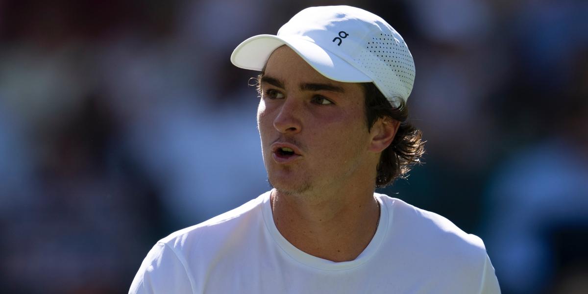 Tenista brasileiro estreia com vitória em Wimbledon (X do Wimbledon)