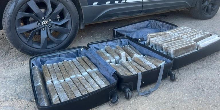 Durante a inspeção, policiais encontraram duas malas no bagageiro, que pertenciam a duas passageiras, contendo 79 tabletes de maconha (PRF / divulgação)