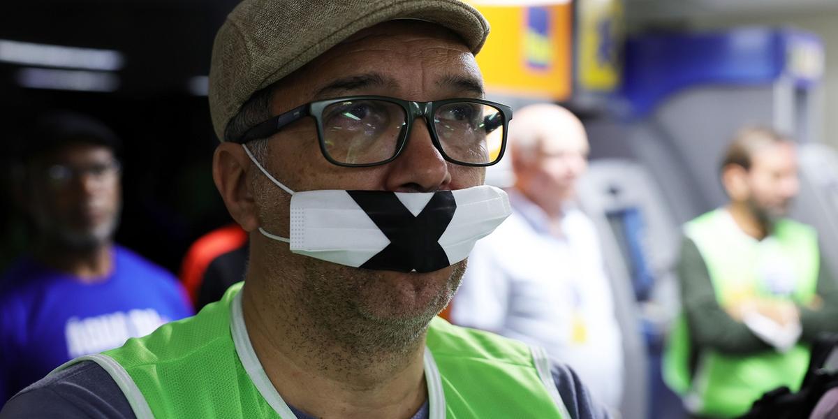 Servidor usa mordaça para protestar contra PEC (Henrique Chendes / ALMG)