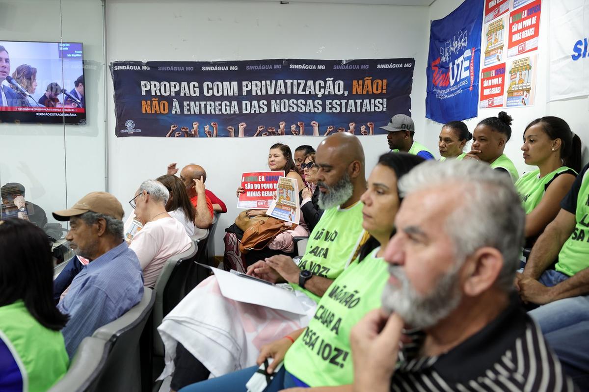 Com cartazes, coletes e máscaras simulando uma mordaça, trabalhadores manifestaram pela não aprovação da alteração da lei (Henrique Chendes / ALMG)