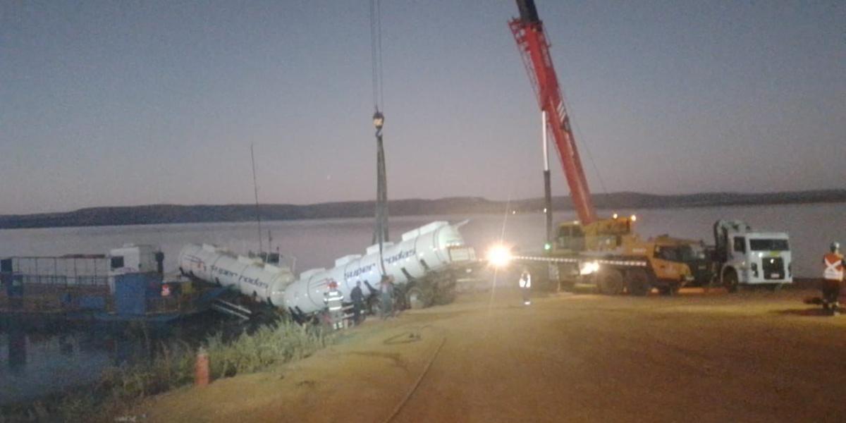 Carreta caiu na represa na manhã de sábado (28) (Divulgação/ CBMMG)